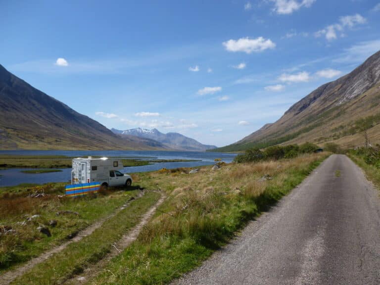 camper bij een fjord