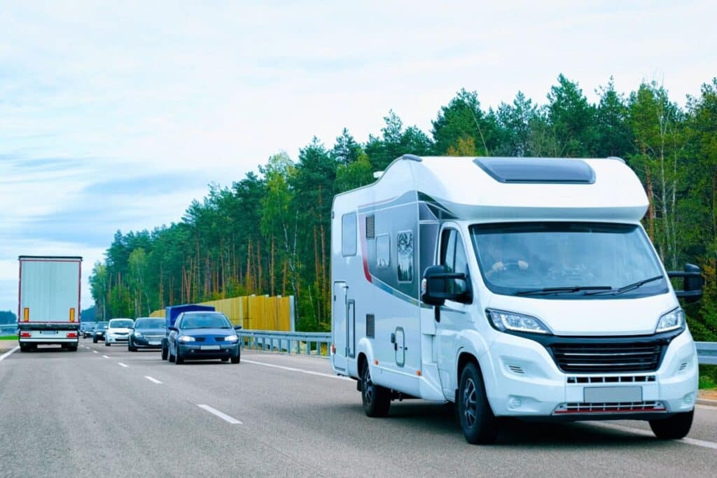 een camper op de snelweg