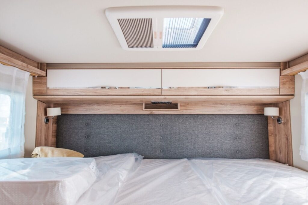 slaapkamer in camper | Camper Deluxe