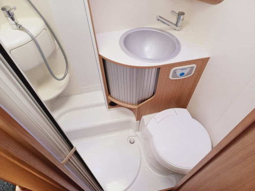 Douchen in camper: zo zorg je voor een betere douche ervaring onderweg