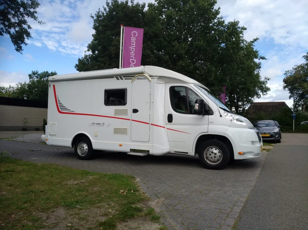 23 Dethleffs camper met groot frans bed en ruimtelijke zithoek