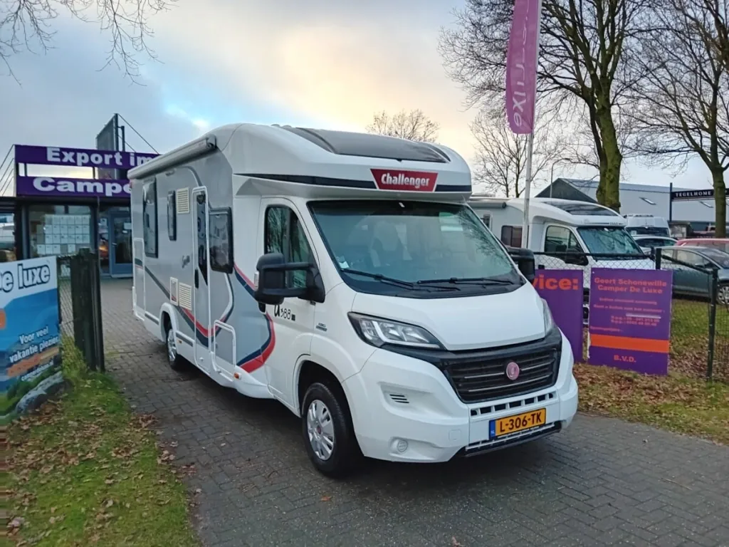 08 Grote luxe  4 persoons Challenger met Queensbed/Hefbed.