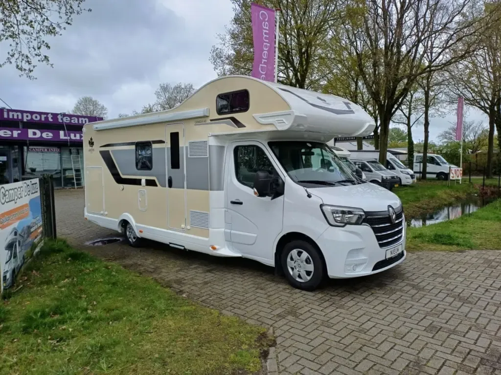 19  Mooie zeer ruime luxe 6 pers. Ahorn-Canada camper met garage.